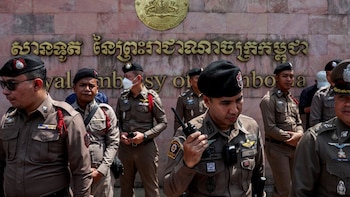 Agentes de policía montan guardia